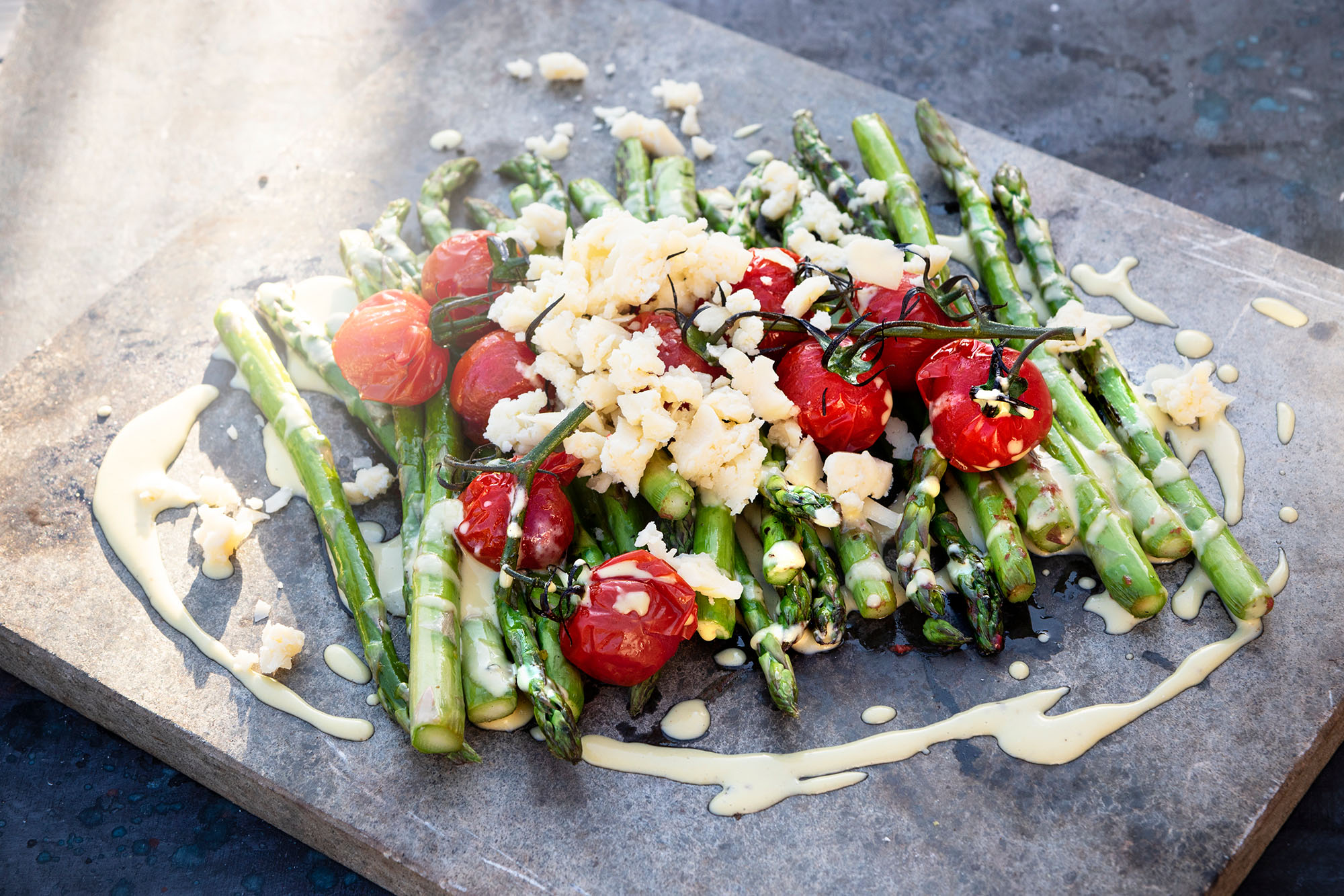 Grillad sparris med caesardressing