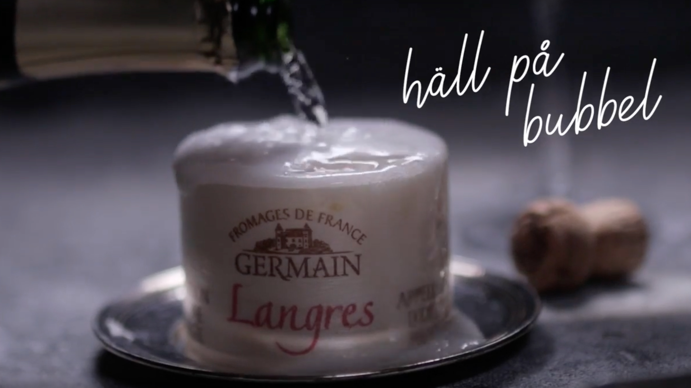 Häll champagne på osten!